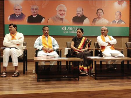 આનંદી બહેને સ્થાનિક સ્વરાજની ચૂંટણી અંગે બેઠક યોજી 