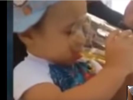 વીડિયો: નાનકડા બાળકને જબરદસ્તી પીવડાઇ સિગરેટ અને બિયર