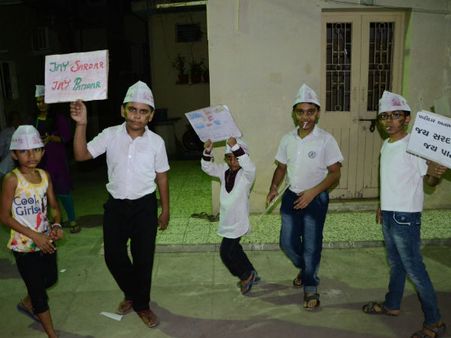 લોલીપોપ દેખાડી કર્યો વિરોધ 