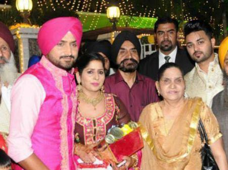 ફેમીલી મેમ્બર્સની સાથે હરભજન 