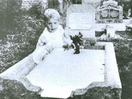 ખોટી તસવીરનો વેપાર 