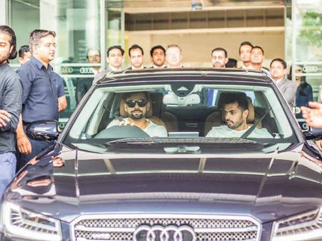 બે ઓડી કાર 