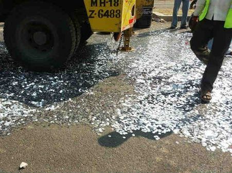 નોયડા સરકારી છાપ લગાવવા માટે લઇ જવામાં આવી રહ્યાં હતા 