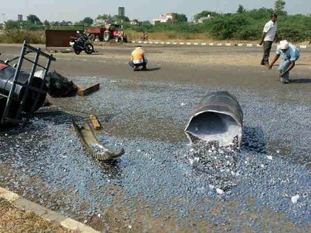 Photo: ટ્રકે લીધો યુ ટર્ન અને રસ્તા પર ફેલાયા સીક્કા