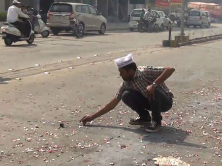 ફડાકડા ફોડી ઉજવણી 