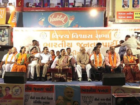 આનંદીબેને ઉમેદવારોને જનસંપર્ક વધારવાની આપી સલાહ 
