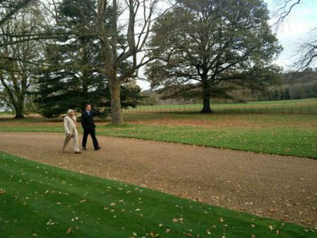 મોદી કરી કેમરૂન સાથે વોક