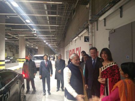 કેમરૂન પત્ની પહેરી સાડી કેમરૂન પત્ની પહેરી સાડી