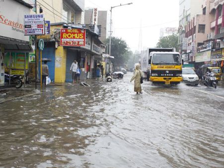 રેલ, રસ્તા ઠપ્પ 