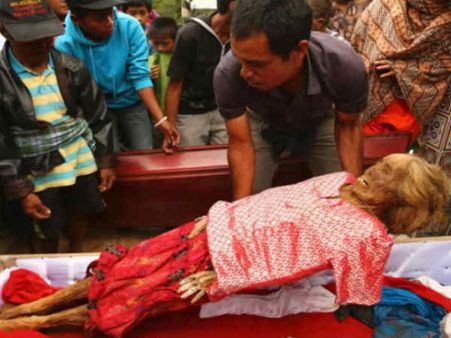 તહેવાર: કબર ખોદીને કાઢવામાં આવે છે, લાશો...અને પછી...