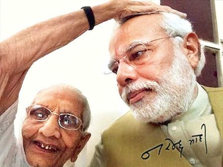 માતા હીરા બાની સાથે મોદી! માતા હીરા બાની સાથે મોદી!