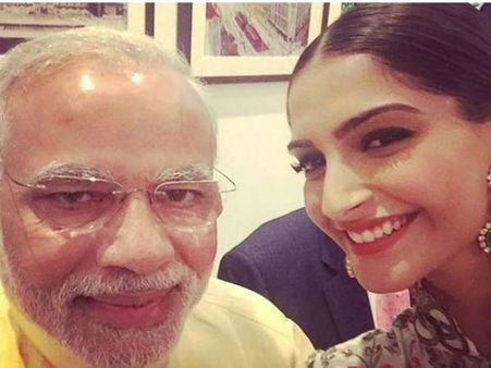 સોનમ કપૂરની સાથે પીએમ મોદીની સેલ્ફી સોનમ કપૂરની સાથે પીએમ મોદીની સેલ્ફી