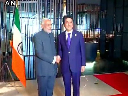 ઊંધા ત્રિરંગાને જાપાનના વડાપ્રધાન કરાવ્યો ઠીક, તસવીરો થઇ વાયરલ