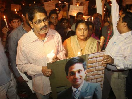 સોશ્યલ મીડિયામાં ન્યાય માટે છેડાઇ જંગ, લોકો ઉતર્યા રસ્તા પર 