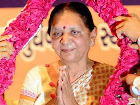 વિસનગરમાં આનંદીબેનના કાફલા પર કરાયો પથ્થરમારો 