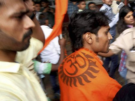 આમીર ખાનના ઘર આગળ હિંદુ સેનાના કાર્યકર્તાઓની કરાઇ ધરપકડ 