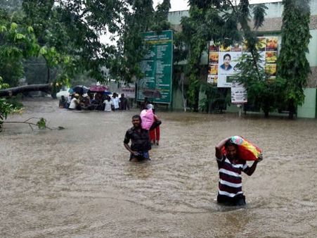 બોટ દ્વારા લોકોને ખસેડાયા બોટ દ્વારા લોકોને ખસેડાયા