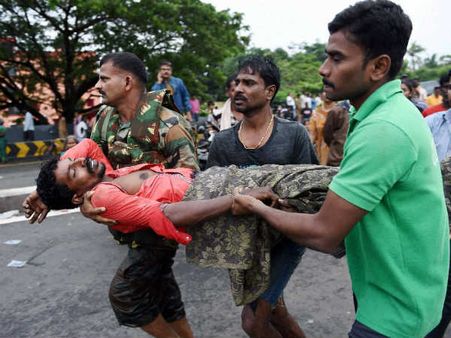 રસ્તા પર લોકો જ લોકો 