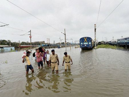 સેના નહીં પોલિસકર્મીઓ પણ કરી રહ્યા છે અવિરત કામ