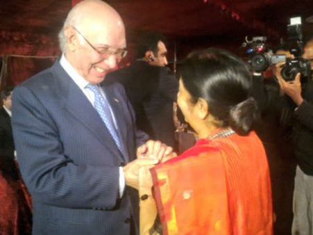 સુષ્મા અને સરતાજ અજીજ સુષ્મા અને સરતાજ અજીજ