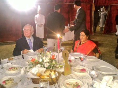 સુષ્મા અને અજીજે કર્યું ભોજ સુષ્મા અને અજીજે કર્યું ભોજ