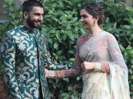 લોકોની વચ્ચે દિપીકાના પગે પડ્યો રણવીર, જુઓ તસવીરો