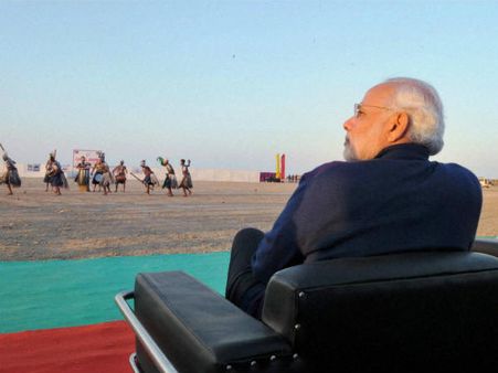 તસવીરો: મોદી માણી રહ્યા છે સફેદ રણની ગુલાબી ઠંડી