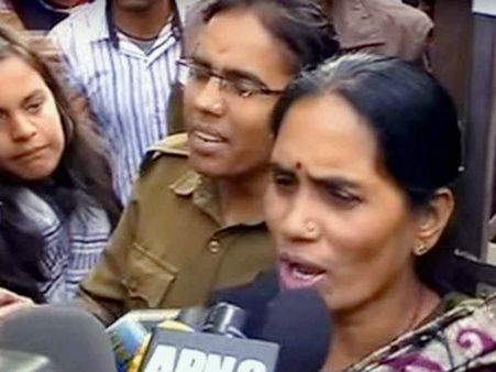 સુપ્રિમ કોર્ટે 18 વર્ષથી નીચેના યુવકોને આપ્યું છે રેપનું સર્ટિફેકેટ -નિર્ભયાની માં