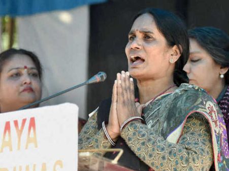 નિર્ભયાની માંએ કહ્યું વડાપ્રધાનજી હવે તો આંખો ખોલો