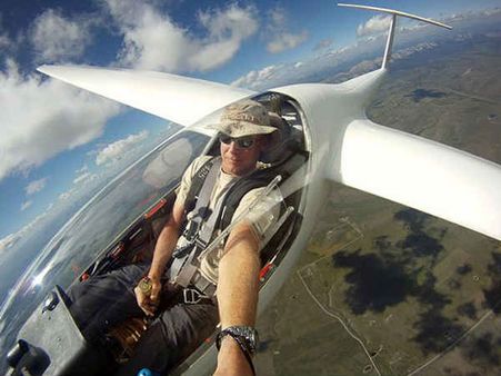 પ્લેનની બહાર હાથ કઢાય