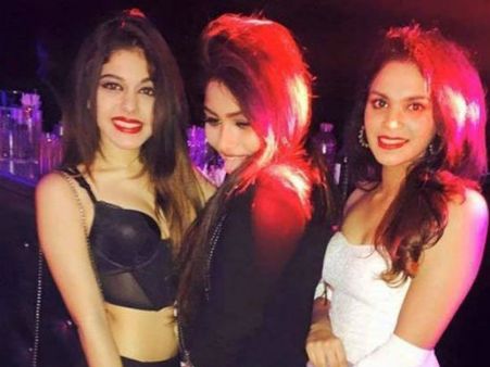 Viral Pics જોઈને પૂજા બેદીની છોકરી એ કહ્યું કે સ્તન...