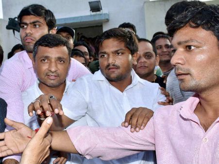 હાર્દિક પટેલ માટે પાટીદારોના સમર્થનમાં ક્રોંગ્રેસે નીકાવળી રેલી હાર્દિક પટેલ માટે પાટીદારોના સમર્થનમાં ક્રોંગ્રેસે નીકાવળી રેલી