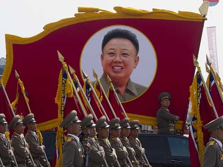 નેતાઓને પણ ભૂખ્યા કુતરા સામે ફેકંવામાં આવે છે 