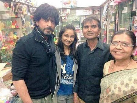 New Pics: ભૂજમાં શાહરૂખ, નવાઝે કરી રઇસની શૂટિંગ, ફેન્સે પાડ્યા સેલ્ફી