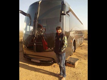 શાહરૂખની વેન સાથે ફોટો