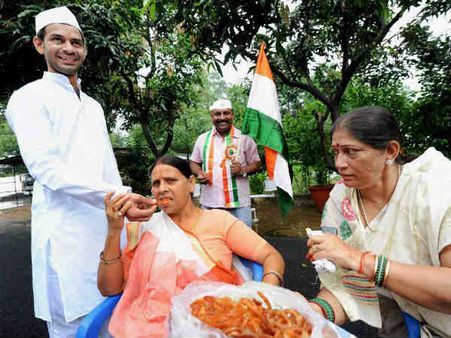 ઇશરત બિહાની બેટી: જો કે જે વાત નિતીશે ના માની તે તેજપ્રતાપે માની