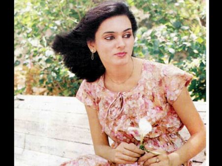 સુંદર યુવતી 