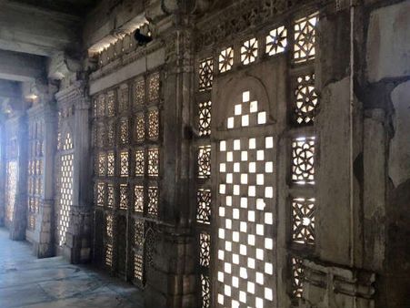 સ્થાપ્તયની દ્રષ્ટિએ બેનમૂન સ્થાપ્તયની દ્રષ્ટિએ બેનમૂન