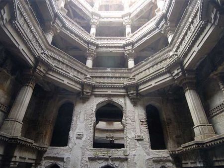 50 ફૂટ ઊંડી 50 ફૂટ ઊંડી