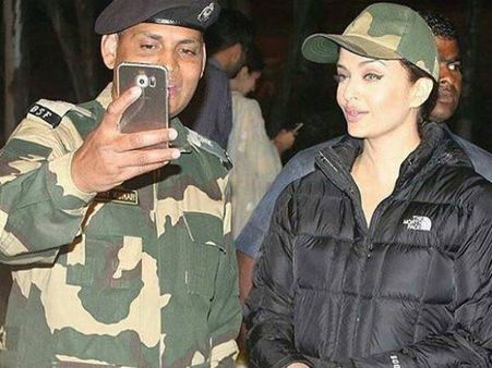 Photos: ઐશ્વર્યા રાય પહોંચી બોર્ડર, જવાનો સાથે ખેચાવી સેલ્ફી