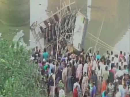 નવસારીમાં 20 ફૂટ ઊંચા પુલથી પડી બસ, 41ના મોત