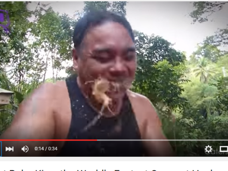 થોડી જ મિનટમાં નારીયેલને મોઢાથી છોલી નાખે છે આ વ્યક્તિ