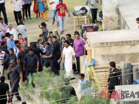 અડાલજની વાવ પર રઇઝની જેમ ફરતો રઇસનો શાહરૂખ ખાન