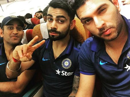 ઢાકા પહોંચી ટીમ ઇન્ડિયા, કોહલીએ યુવરાજ-ધોની સાથે લિધી સેલ્ફી