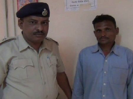 વહેમીલા મગજના શંકાશીલ વ્યક્તિએ ડીટોનેટરથી બ્લાસ્ટ કરતા ચકચાર વહેમીલા મગજના શંકાશીલ વ્યક્તિએ ડીટોનેટરથી બ્લાસ્ટ કરતા ચકચાર