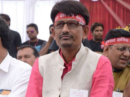 ગૃહમંત્રીના ગઢમાં અઢાર તારીખે દારૂના અડ્ડાઓ પર જનતા રેડનું એલાન કરતા અલ્પેશ ઠાકોર ગૃહમંત્રીના ગઢમાં અઢાર તારીખે દારૂના અડ્ડાઓ પર જનતા રેડનું એલાન કરતા અલ્પેશ ઠાકોર