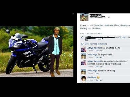 બાળકના હાથમાં રમકડું