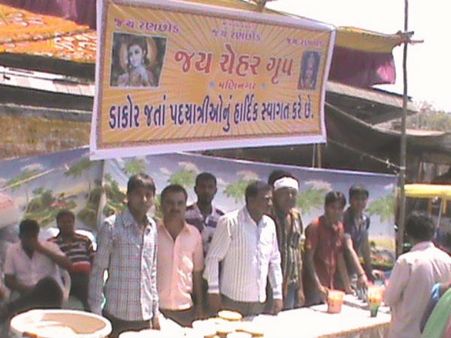 ડાકોરમાં ભાવિકોનું ઘોડાપૂર, રસ્તાઓ ગૂંજ્યા જય રણછોડના નારાથી