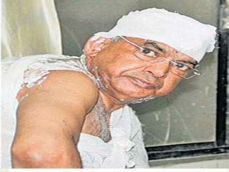 સુરતના વકીલે અમદાવાદની ગુજરાત હાઇકોર્ટમાં કર્યો આત્મદાહનો પ્રયાસ