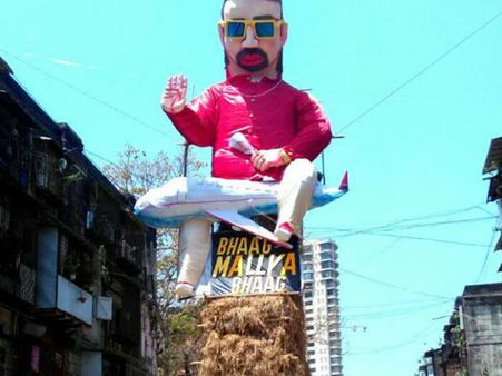 છવાઇ ગયા માલ્યા, હોળીકા દહન માટે માલ્યાનું 52 ફૂટનું પૂતળું છવાઇ ગયા માલ્યા, હોળીકા દહન માટે માલ્યાનું 52 ફૂટનું પૂતળું